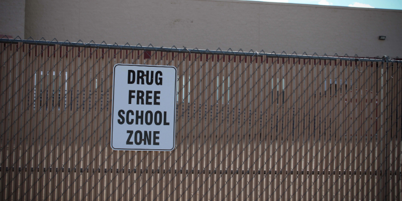 AdobeStock_581588069 drug-free-zone